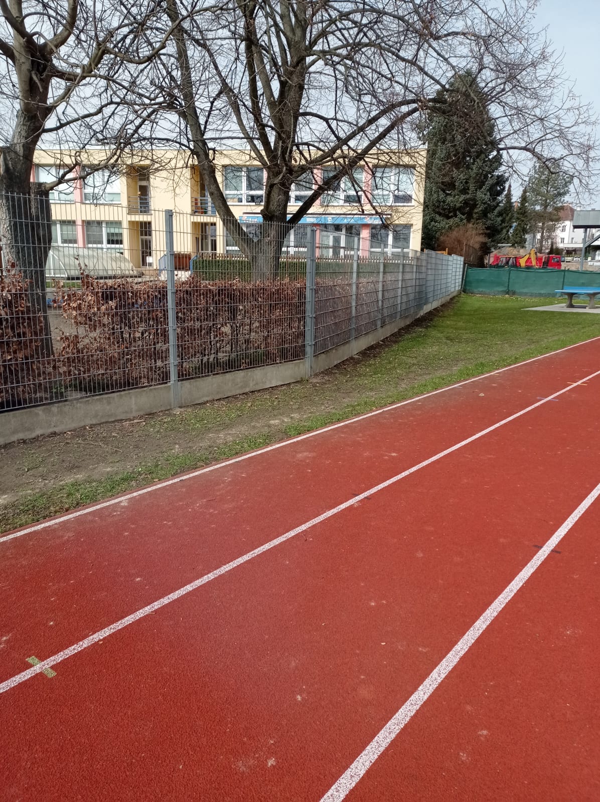 Oplocení stadionu, svařovaným panelem 2D Polička