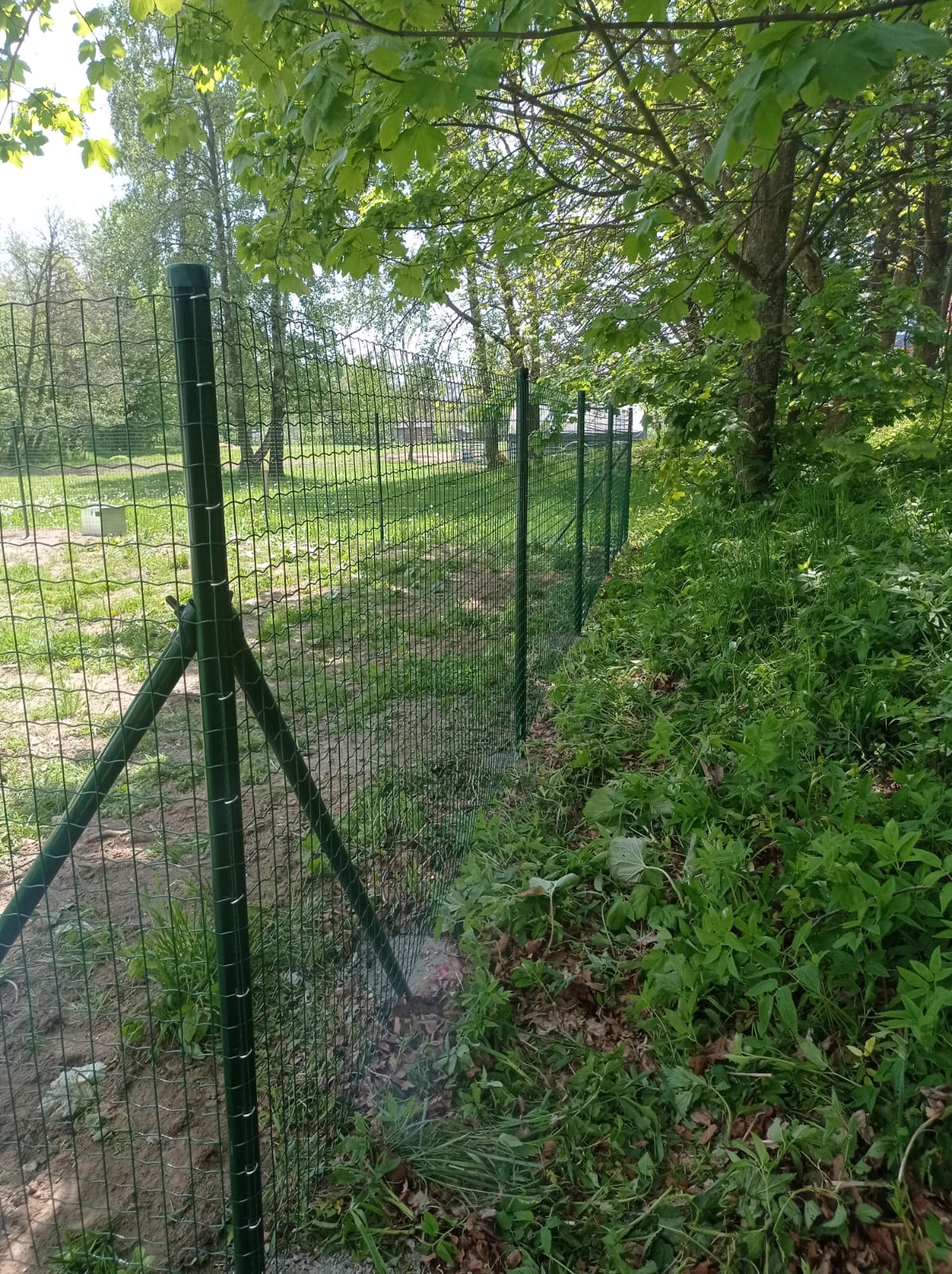 Autokemp, oplocení trampolíny svařovanou sítí Olomouc